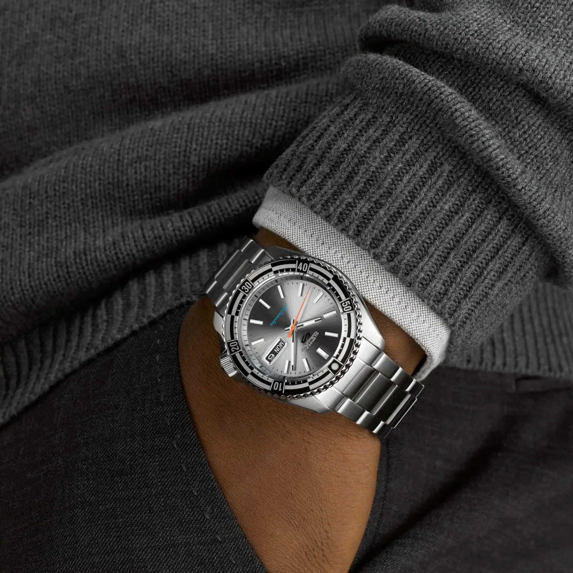 Seiko 5 Sports Automatik Silbernes Zifferblatt Herren Uhr SRPK09K1