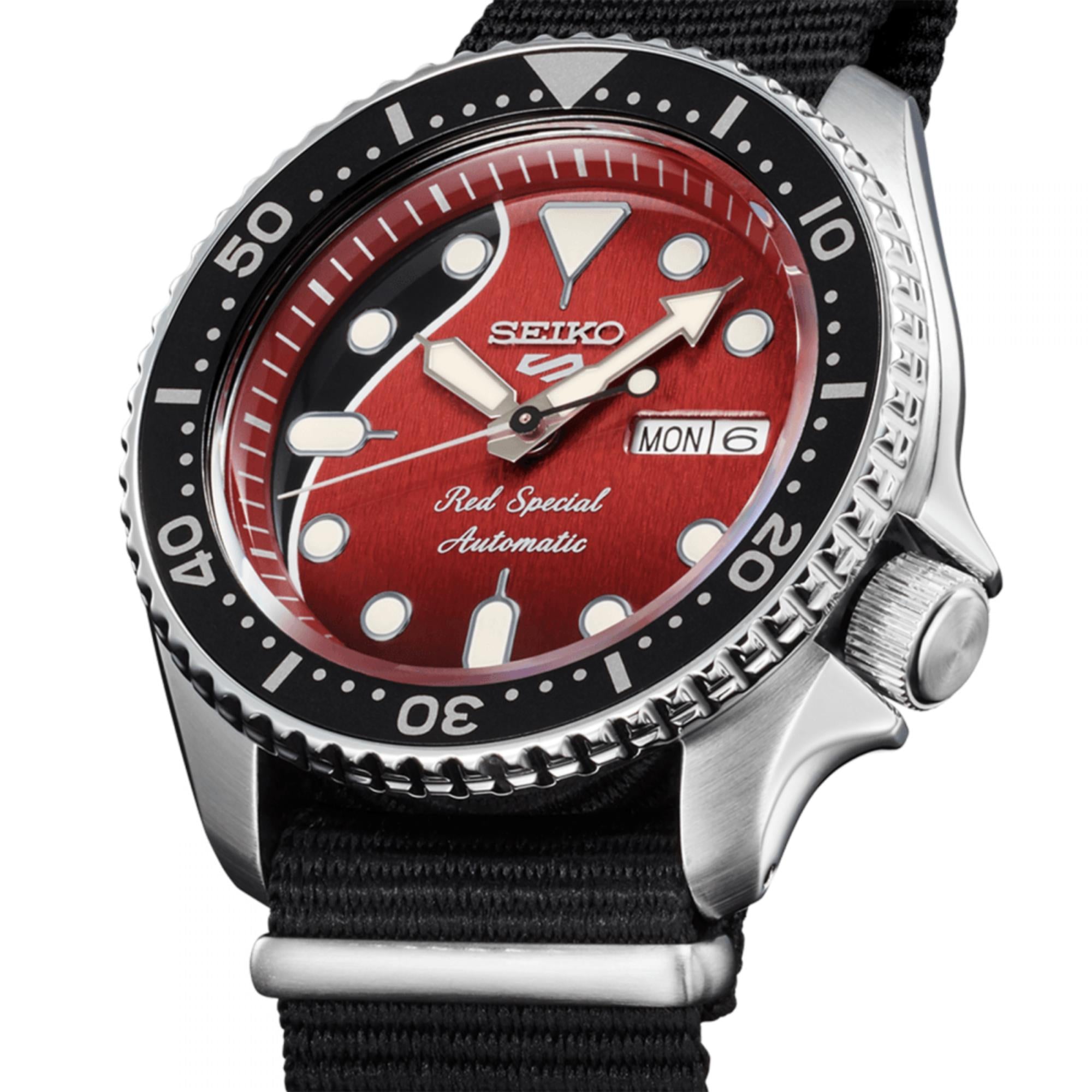 Seiko 5 Sports Brian May x Limited Edition "Red Special" Automatik Gitarren Zifferblatt Schwarzes Nylon Militärarmband Herren Uhr SRPE83K1