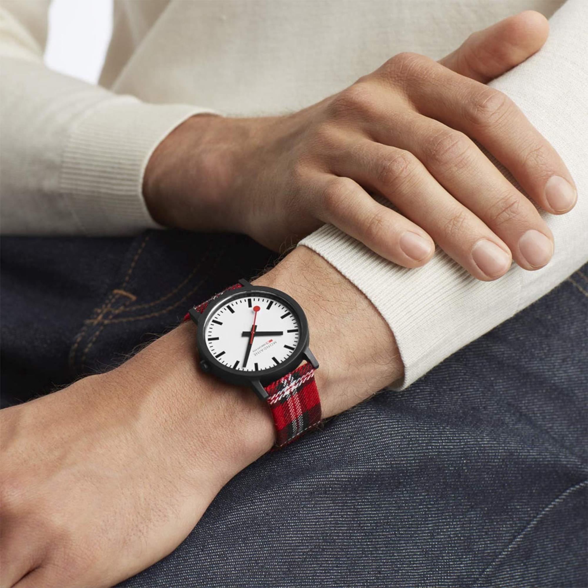 Mondaine Essence Quarz Schwarzes PVD Weißes Zifferblatt Tartan Korkarmband Uhr MS1.41111.LC