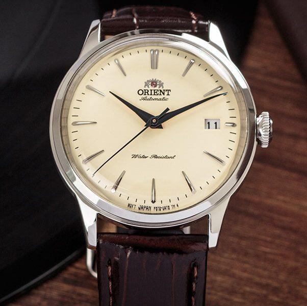 Orient Bambino RA-AC0M04Y10B-EX cream dial with blue hands and date display close-up