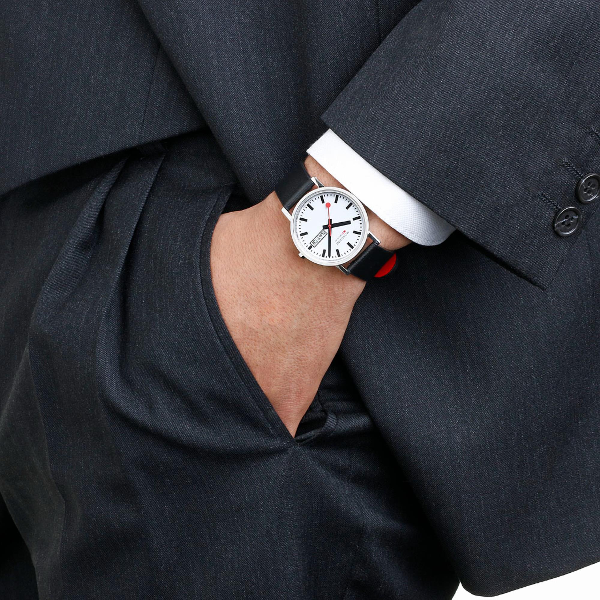 Mondaine Classic Tag Datum Weißes Zifferblatt Lederarmband Uhr A667.30314.11SBBV