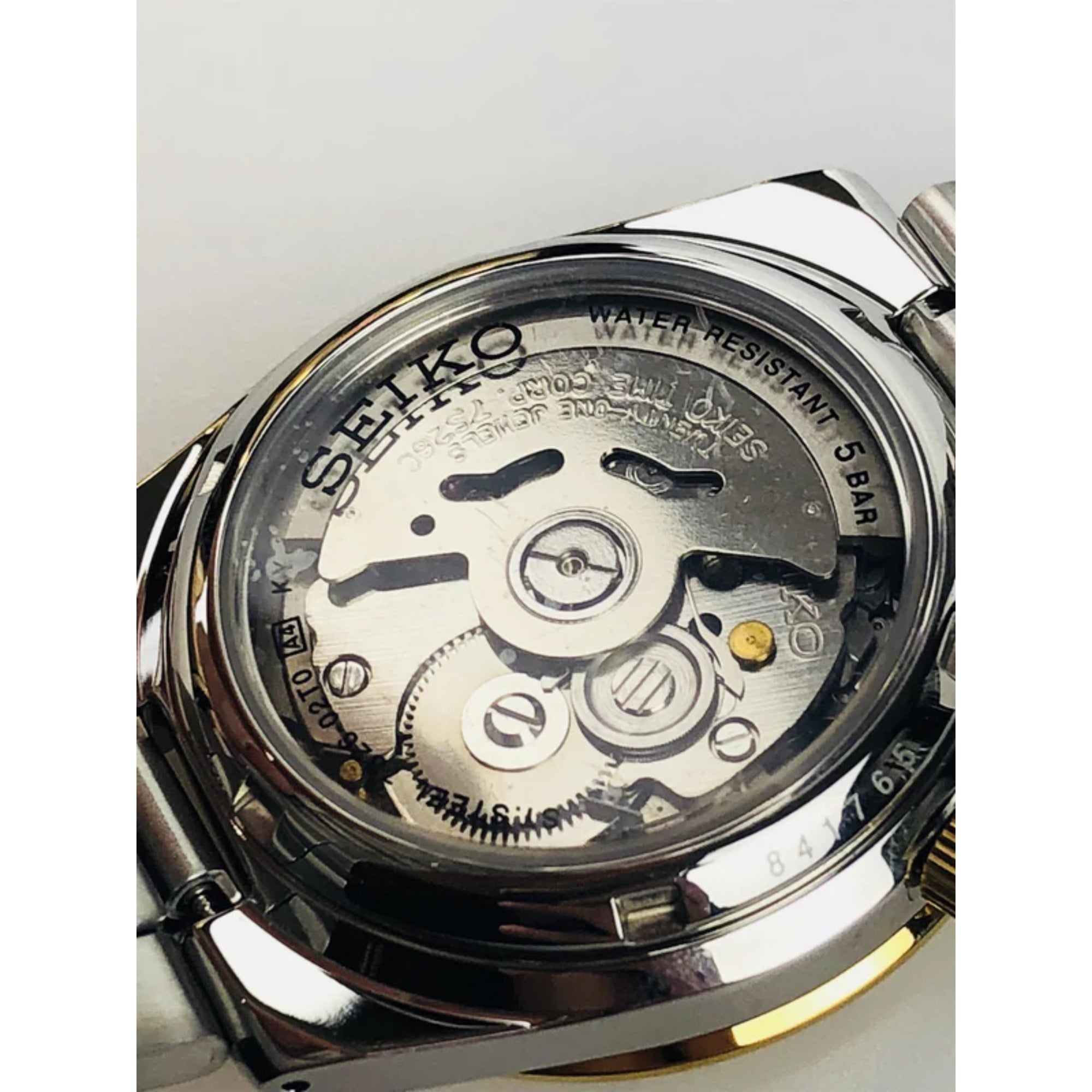 Seiko 5 Automatik Weißes Zifferblatt Zweifarbig Gold/Silber Edelstahl Herrenarmbanduhr SNKE04K1