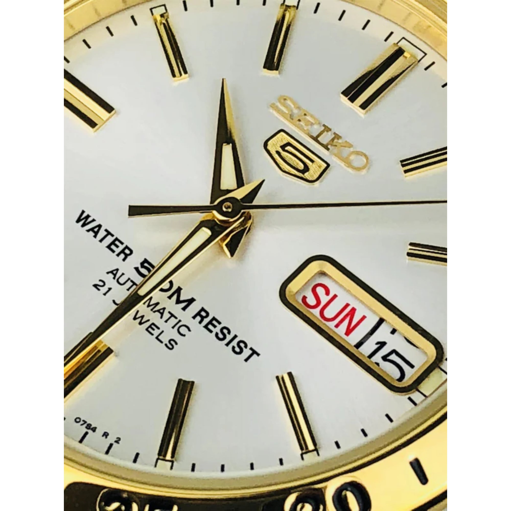 Seiko 5 Automatik Weißes Zifferblatt Zweifarbig Gold/Silber Edelstahl Herrenarmbanduhr SNKE04K1