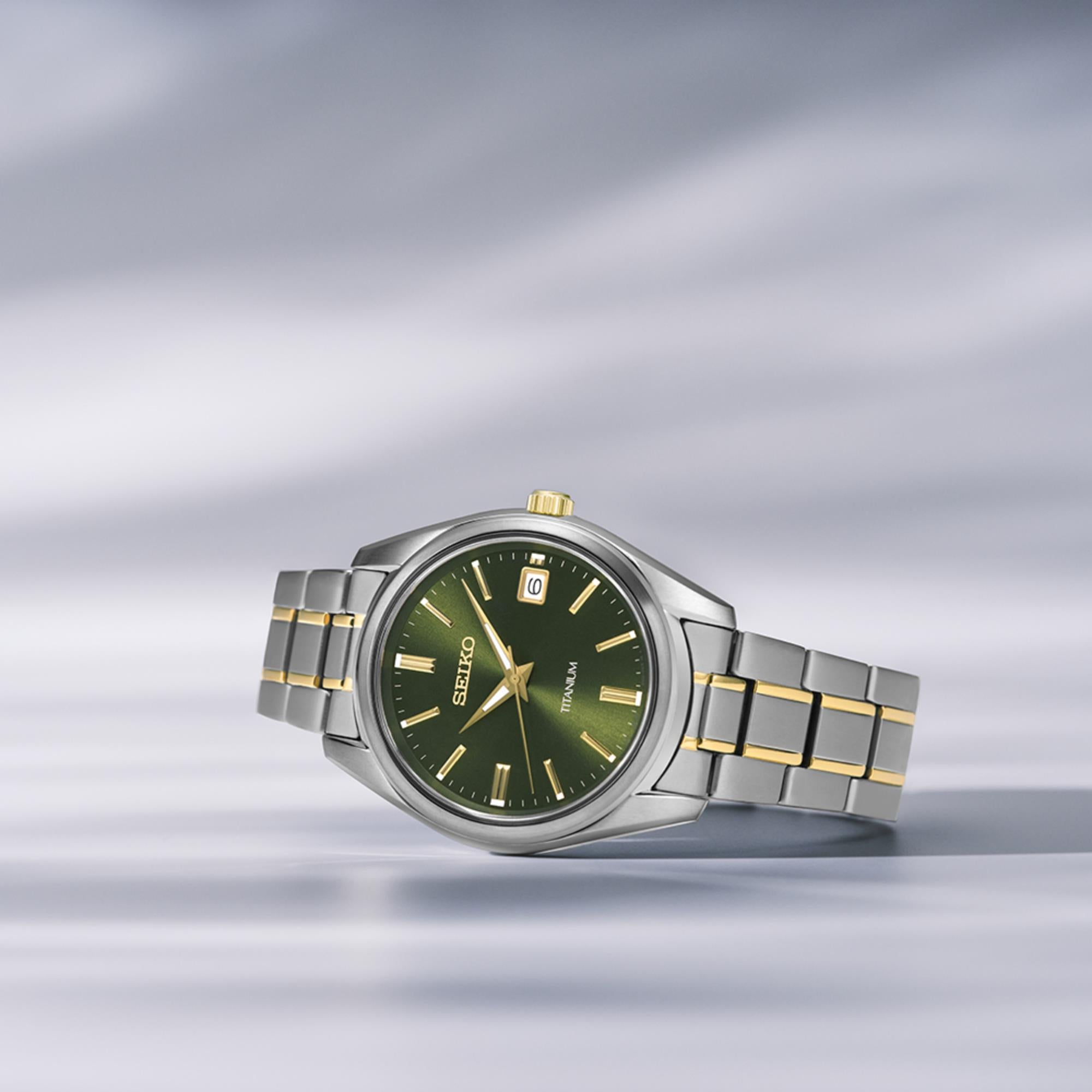 Seiko Essentials 40mm Grünes Zifferblatt Zwei-Ton Titan Herren Quarz Uhr SUR377P1