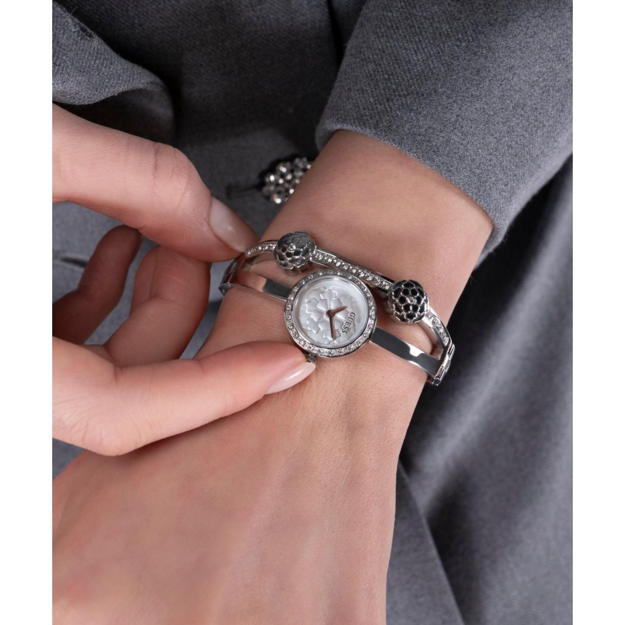 Guess Chloe Silbernes Zifferblatt Edelstahlarmband Damen Uhr GW0756L1