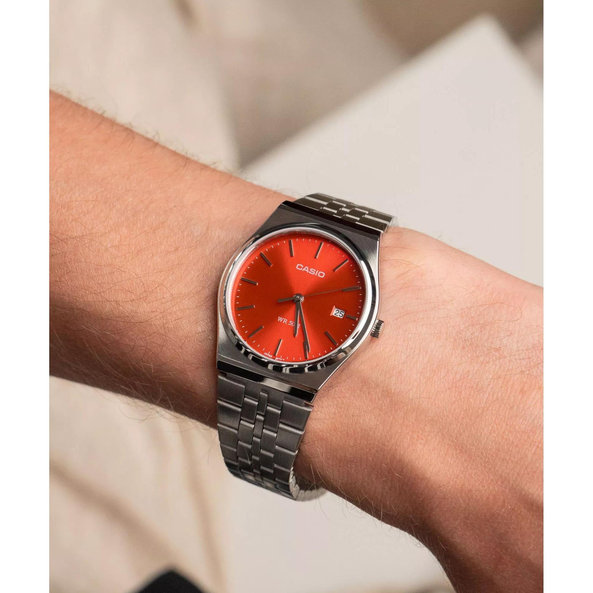 Casio MTP Serie Standard Rotes Zifferblatt Edelstahlarmband Herren Uhr MTP-B145D-4A2VEF