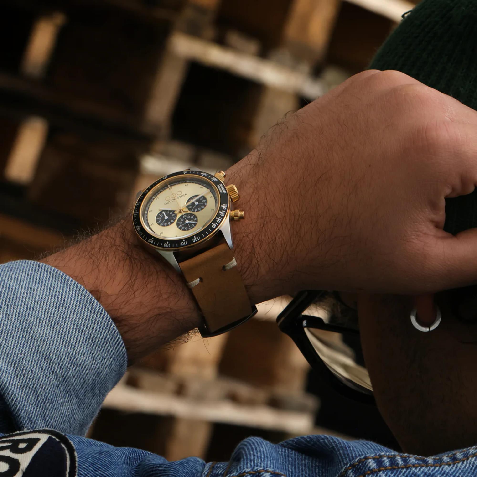 Out Of Order Supervintage Chrono Quarz Goldenes Zifferblatt Lederarmband Herren Uhr OOO.001-30.GL.AC