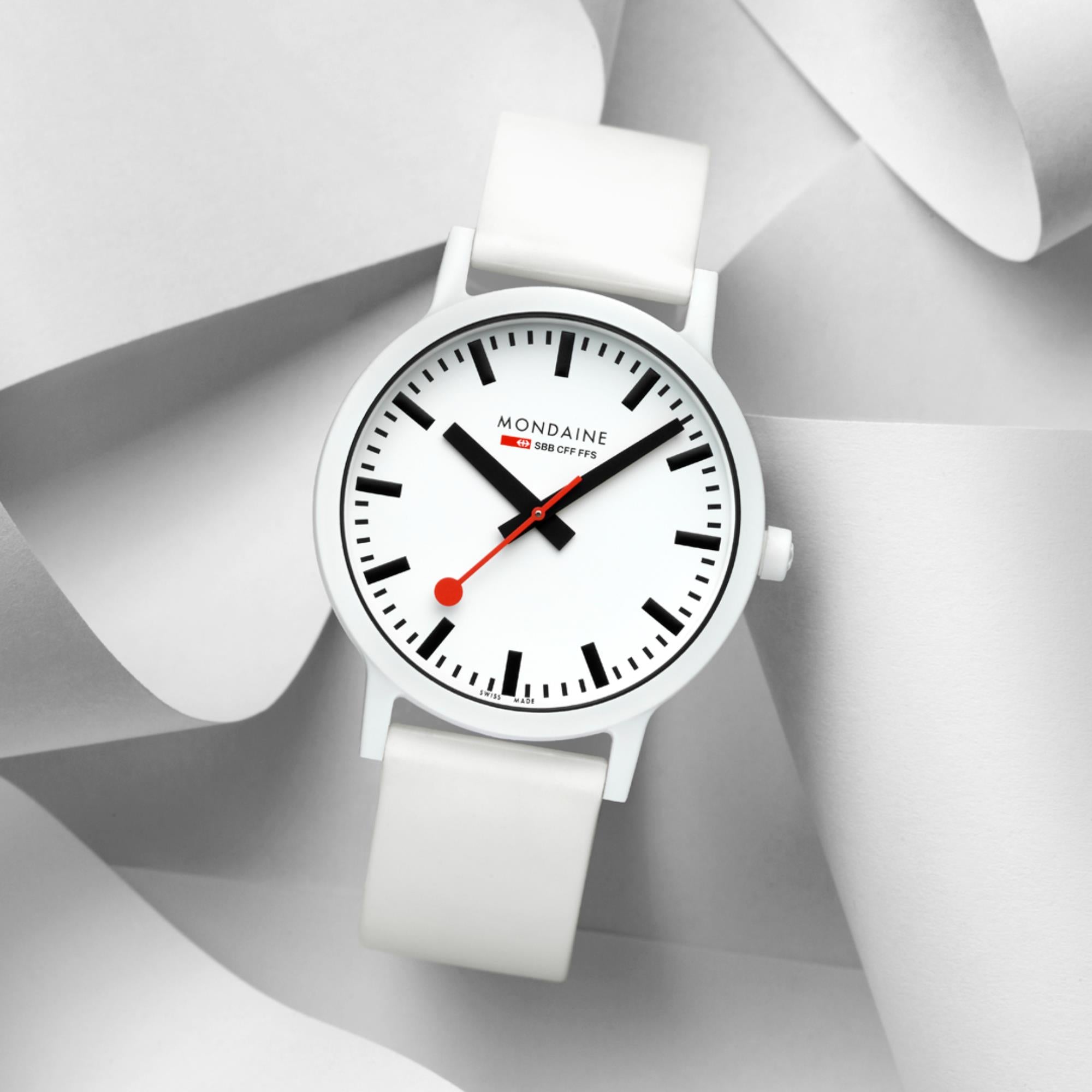 Mondaine Essence 41mm Weißes Zifferblatt Silikon Herren Quarz Uhr MS1.41110.RA