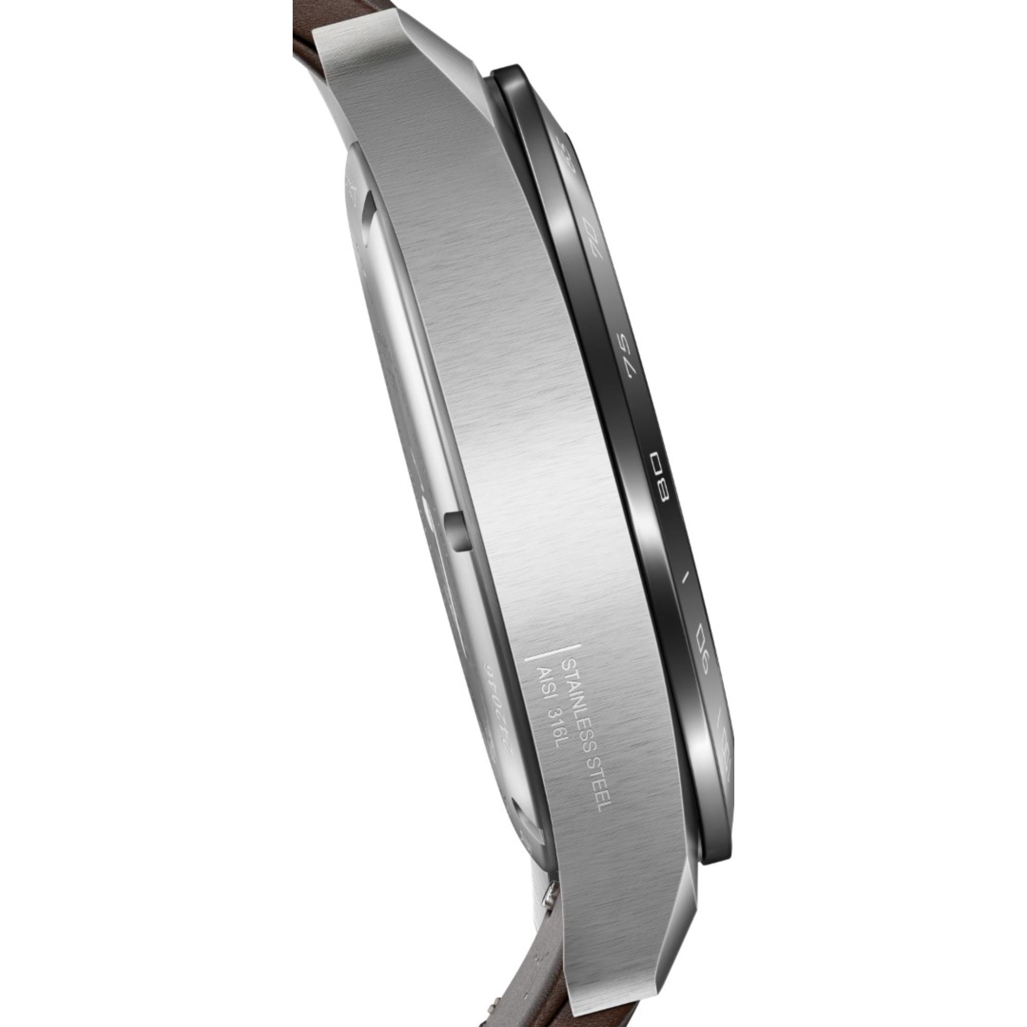 Victorinox 242046 chronograph highlighting the case thickness