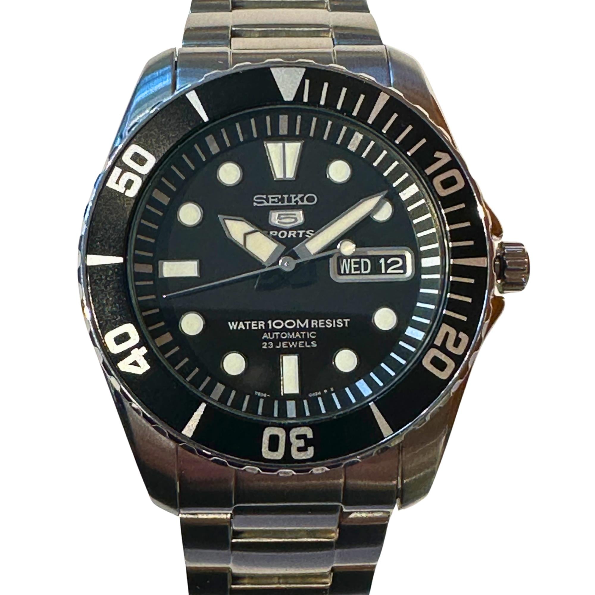 Seiko 5 Sports ‘Seeigel’ Automatik Schwarzes Zifferblatt Edelstahlarmband Herren Uhr SNZF17K1
