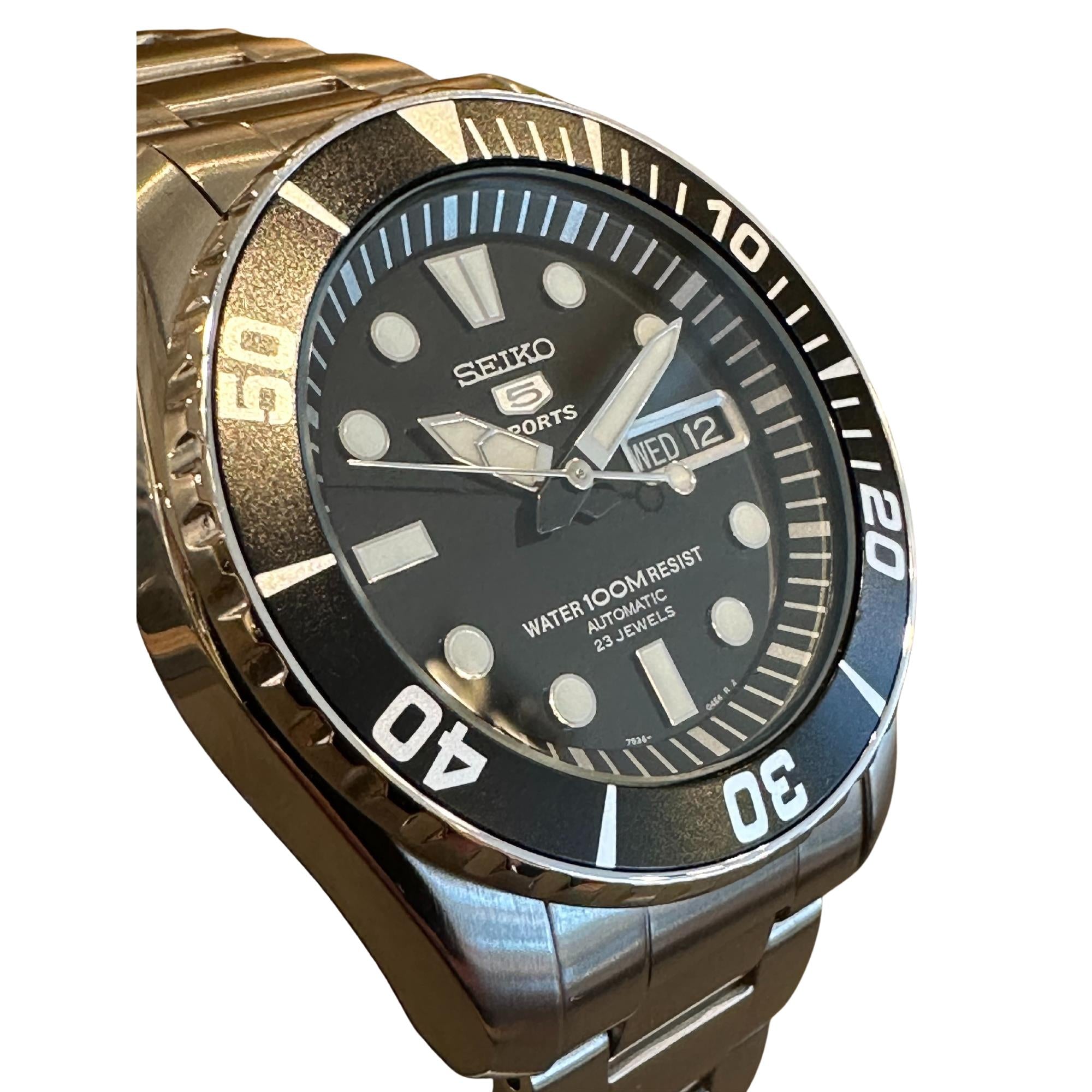 Seiko 5 Sports ‘Seeigel’ Automatik Schwarzes Zifferblatt Edelstahlarmband Herren Uhr SNZF17K1