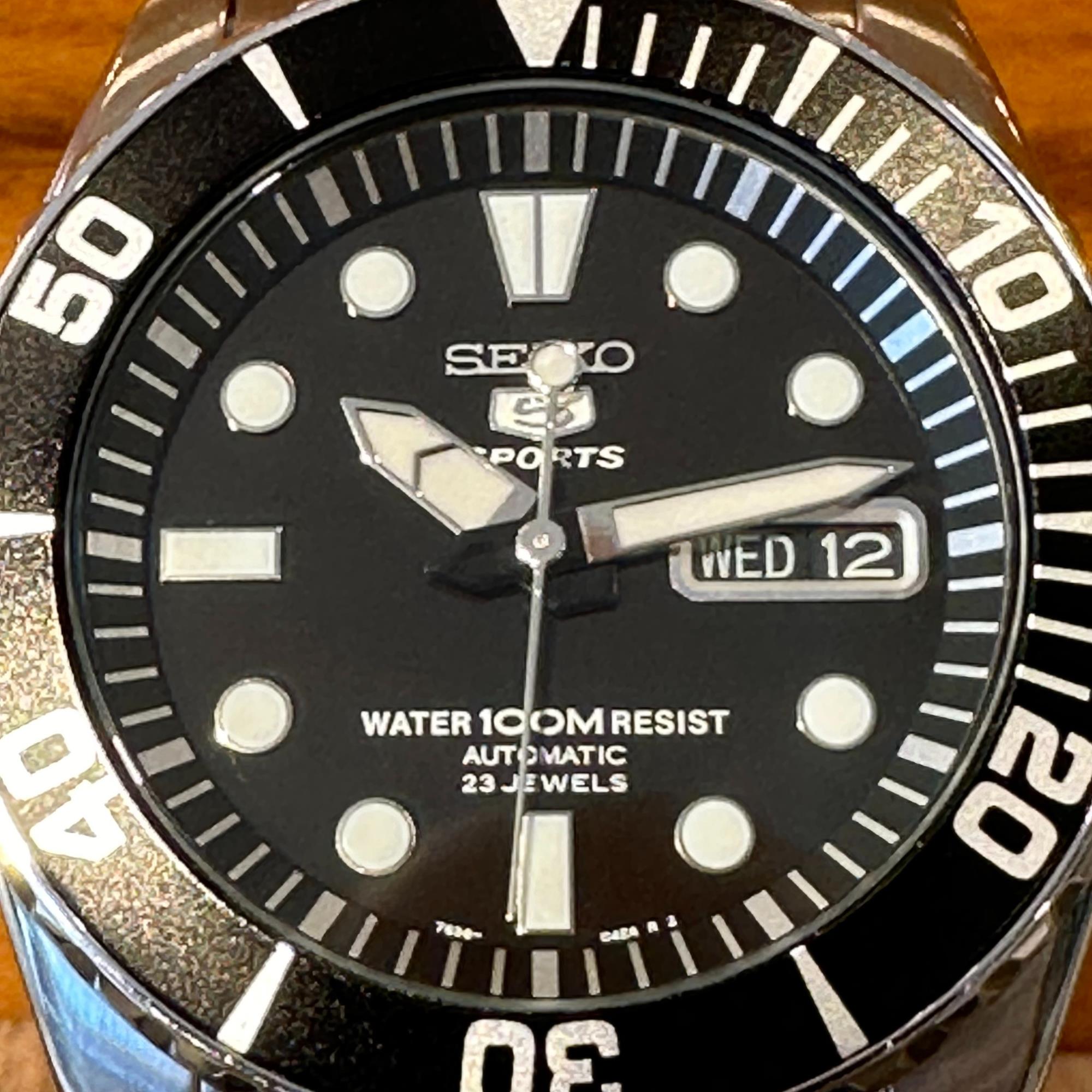Seiko 5 Sports ‘Seeigel’ Automatik Schwarzes Zifferblatt Edelstahlarmband Herren Uhr SNZF17K1