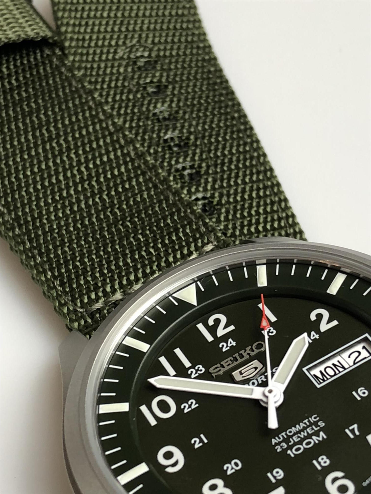 Seiko 5 Sports Automatik Grünes Zifferblatt Grünes NATO Style Armband Herren Uhr SNZG09K1