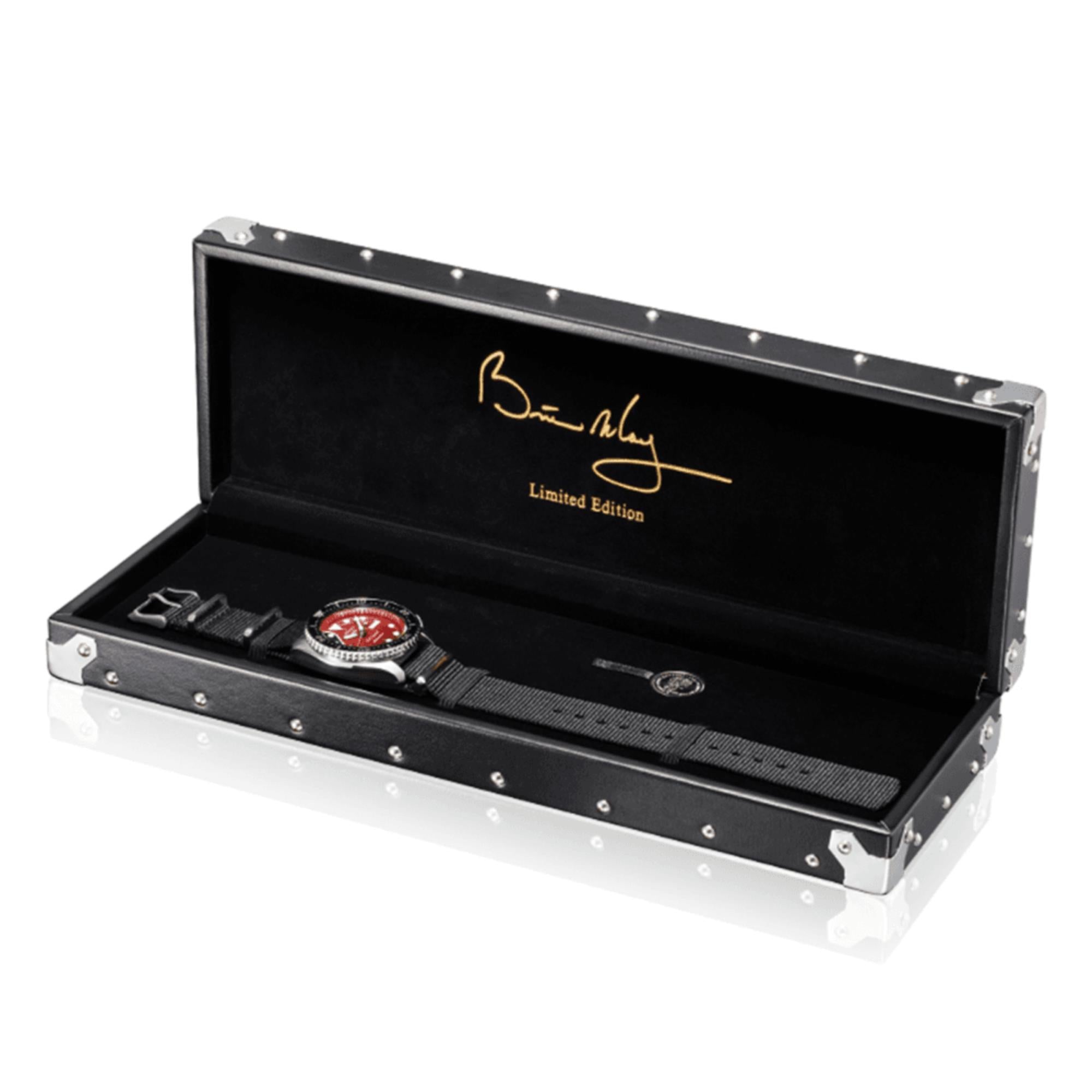 Seiko 5 Sports Brian May x Limited Edition "Red Special" Automatik Gitarren Zifferblatt Schwarzes Nylon Militärarmband Herren Uhr SRPE83K1