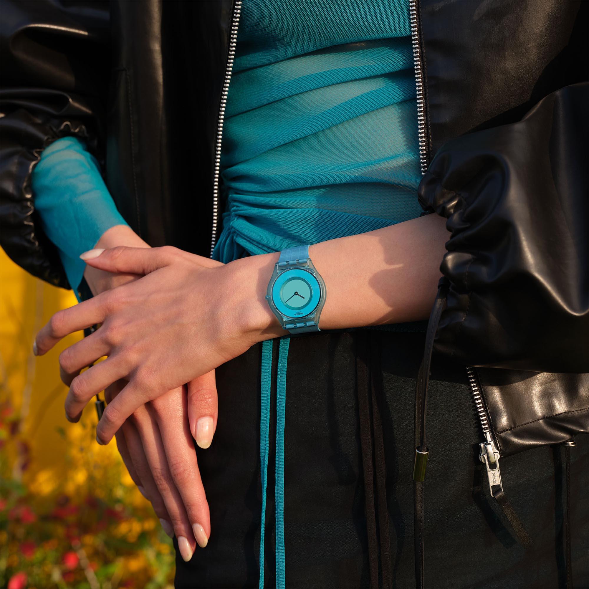 Swatch Supriya Sari Mardas 01 Quarz Uhr mit blauem Zifferblatt und mehrfarbigem Silikonarmband SS08Z102