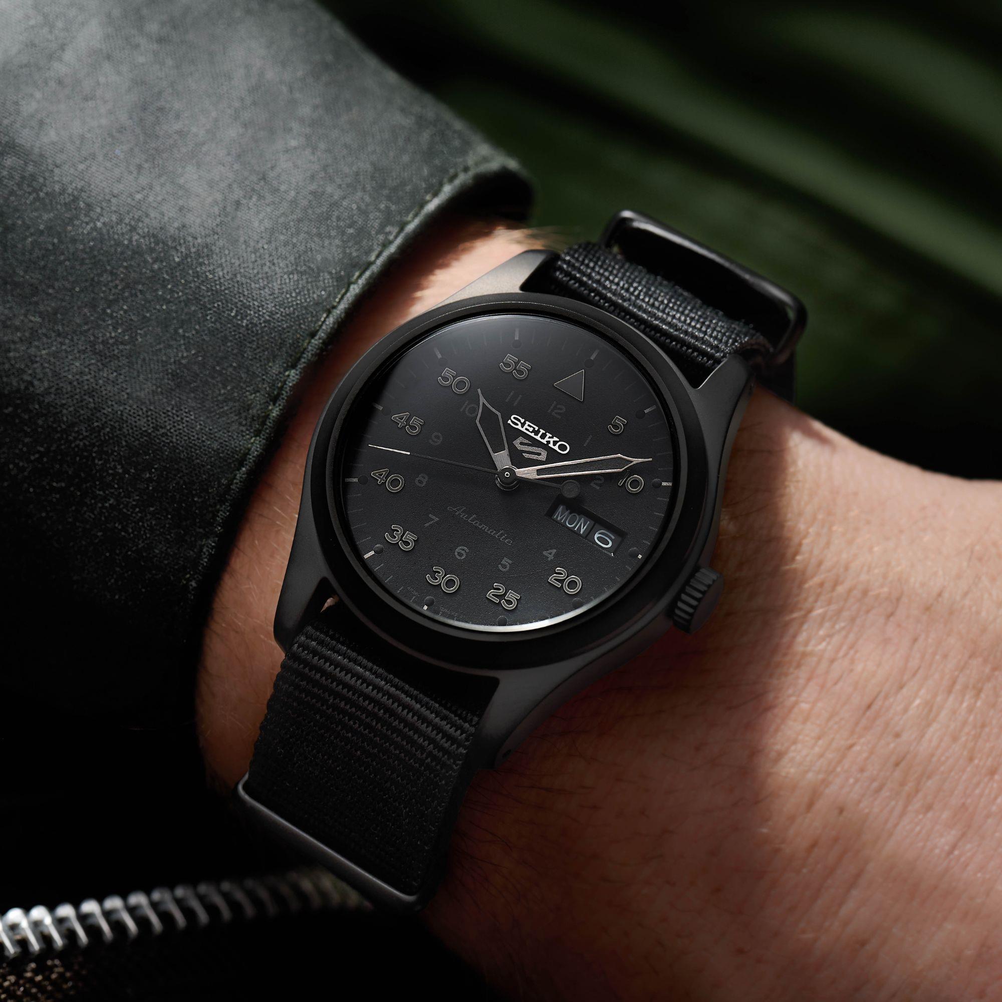 Seiko 5 Sports Field Militär 'Stealth' Automatik Schwarzes Zifferblatt Schwarze PVD Herren Uhr SRPJ09K1