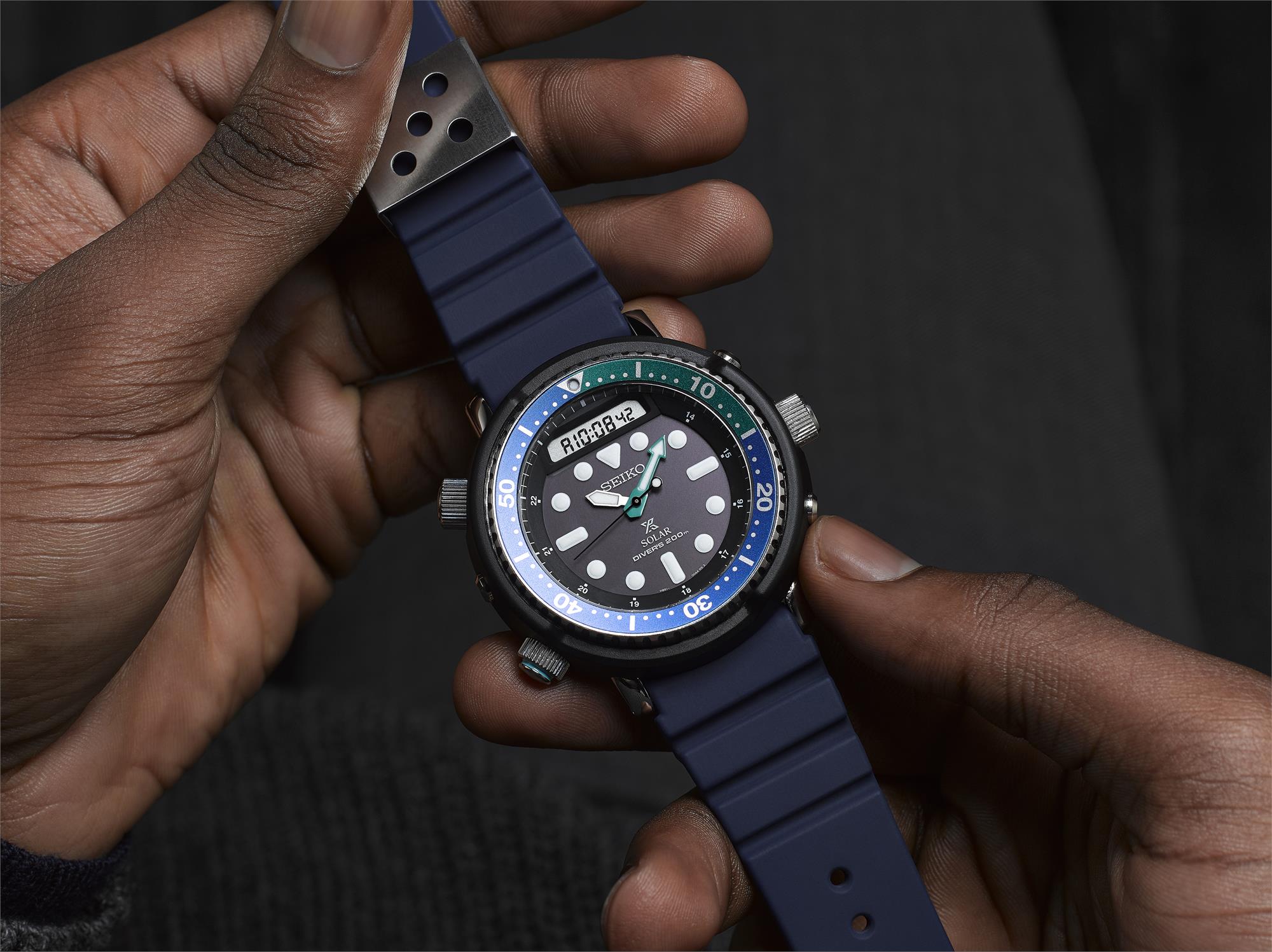 Seiko Prospex Tuna Tropical Lagoon Schwarzes Zifferblatt Blaues Silikon Armband Herren Uhr SNJ039P1