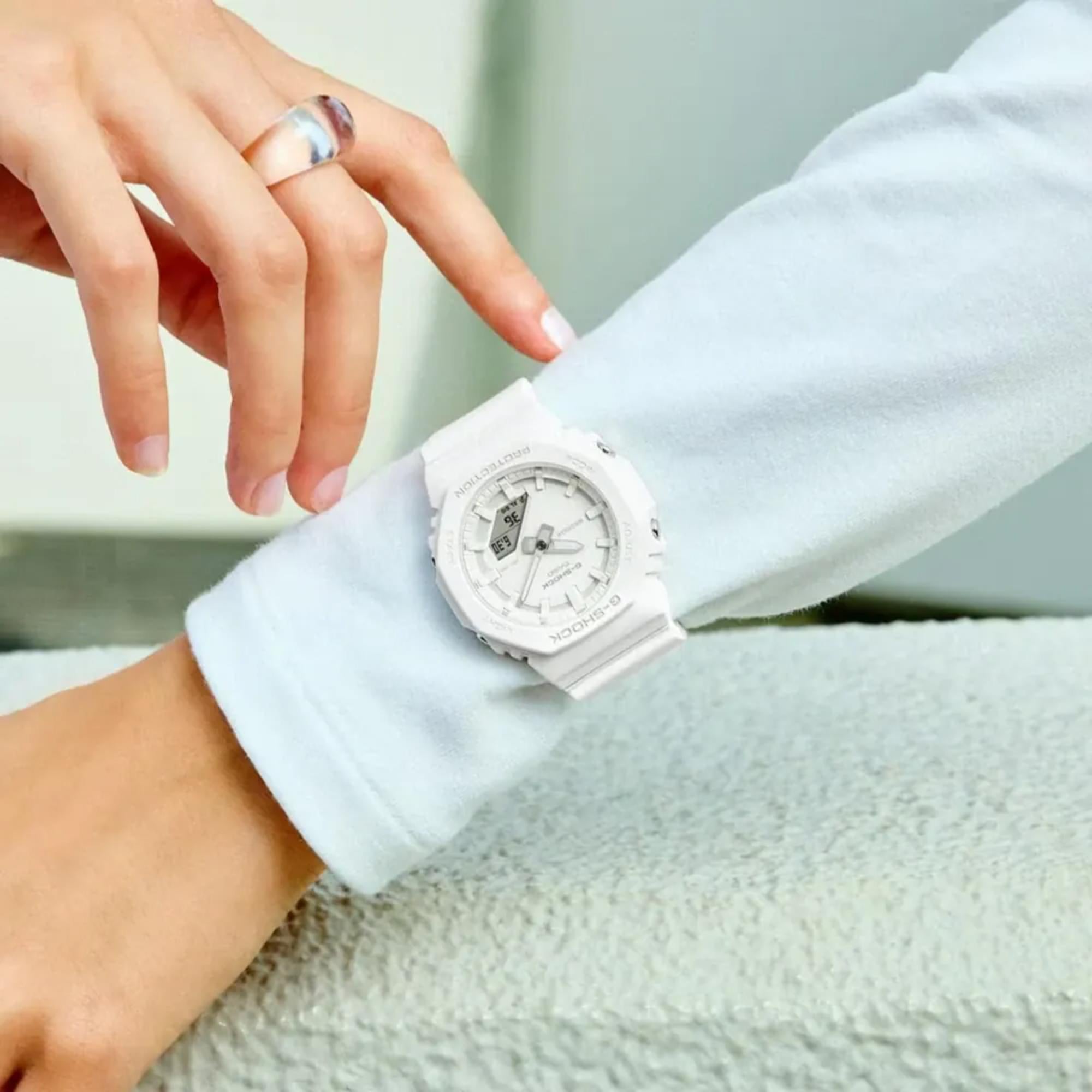 Casio G-Shock 2100 Serie Analog-Digital Weißes Zifferblatt Kunststoffarmband Damen Uhr GMA-P2100-7AER