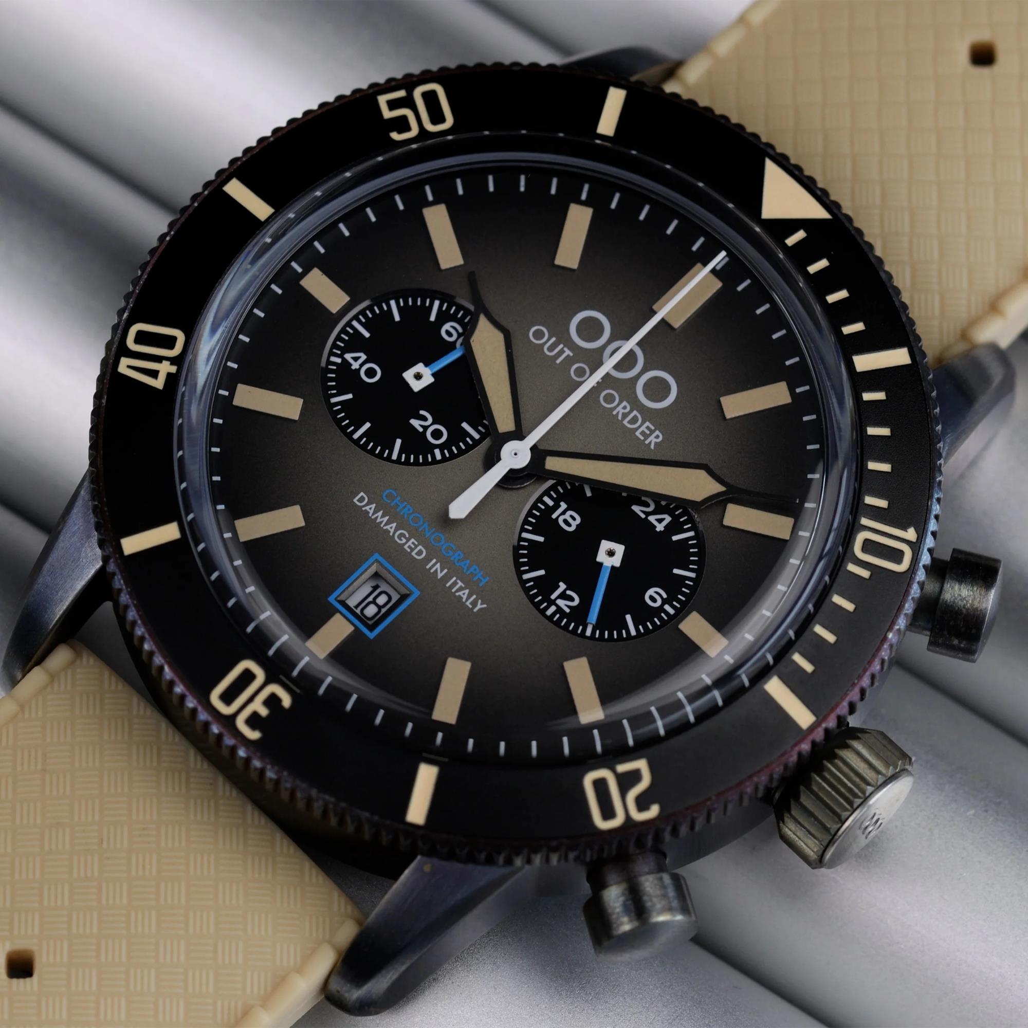Out of Order Pilot Chronograph Quarz Braun Zifferblatt Lederarmband Herren Uhr OOO.001-28.GR