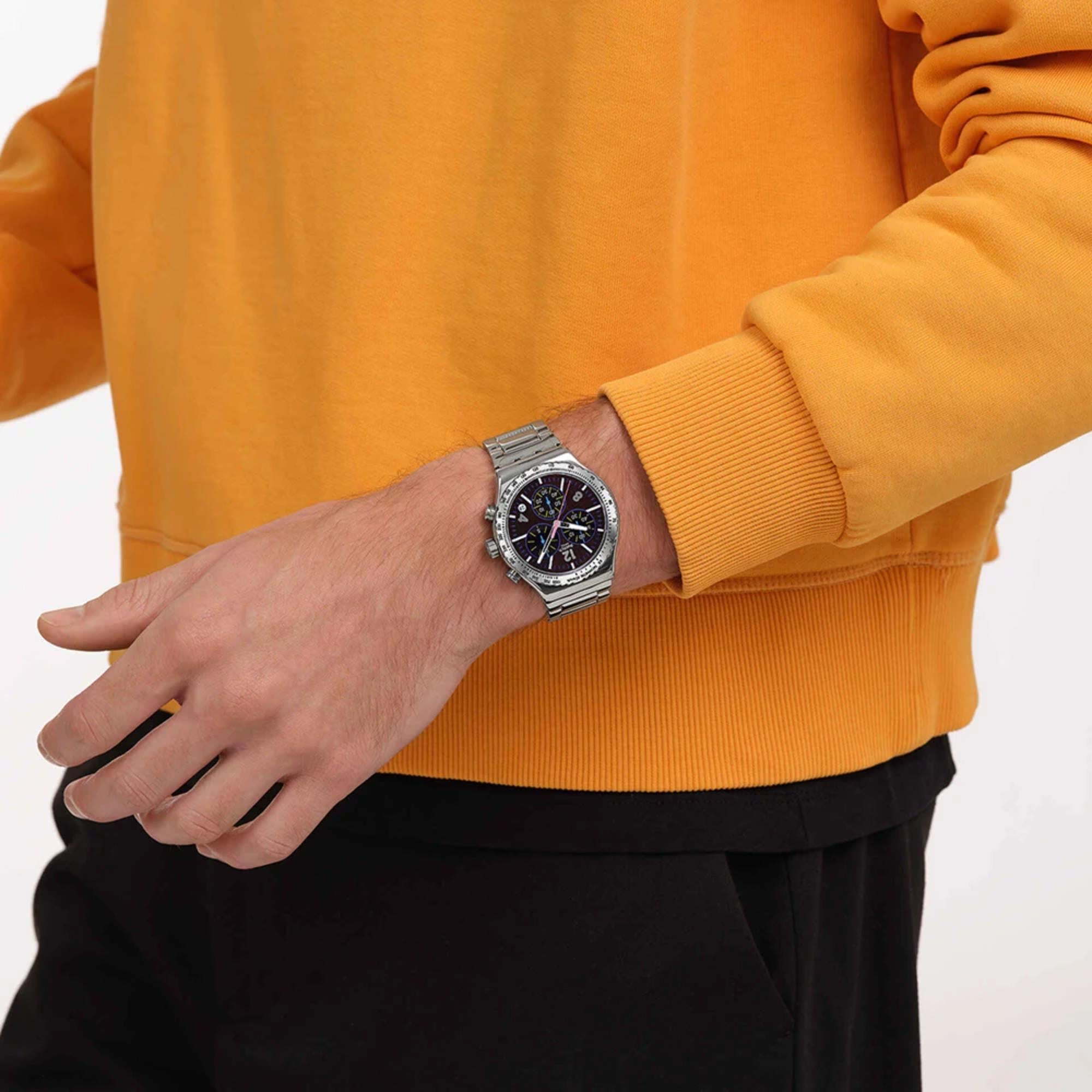 Swatch Irony Purple Glow Chronograph Schwarzes Zifferblatt Stahl Armband Uhr YVS533G
