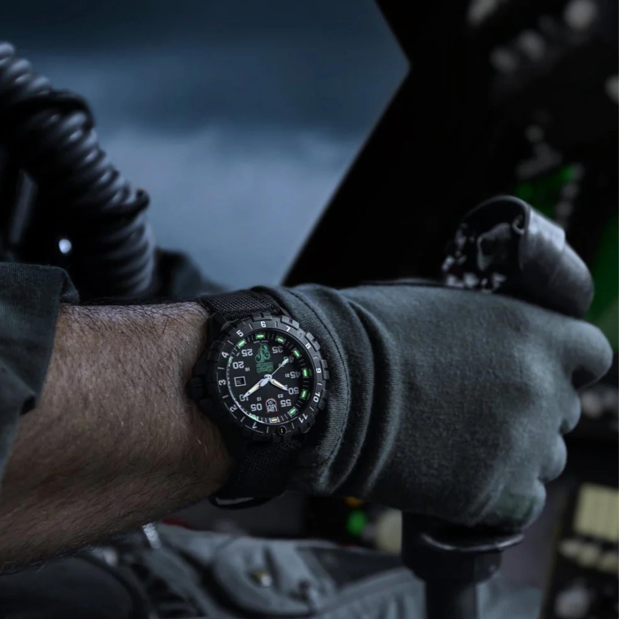 Luminox F-117 Nighthawk 44mm Schwarzes Zifferblatt Kevlar Herren Quarz Uhr XA.6442.H
