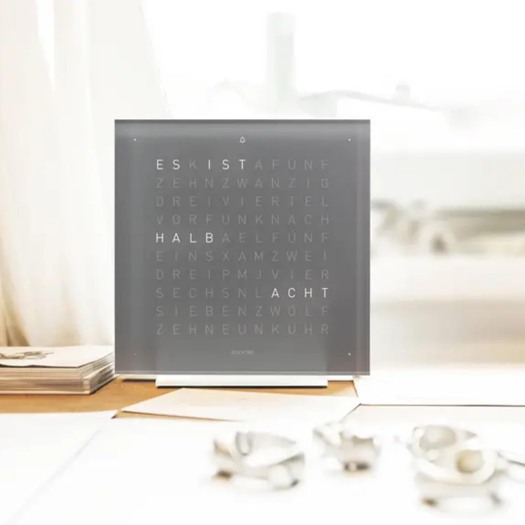 QLOCKTWO Earth 13.5 Pure Early Grey Tea Englische Tischuhr T4PENEG-UK