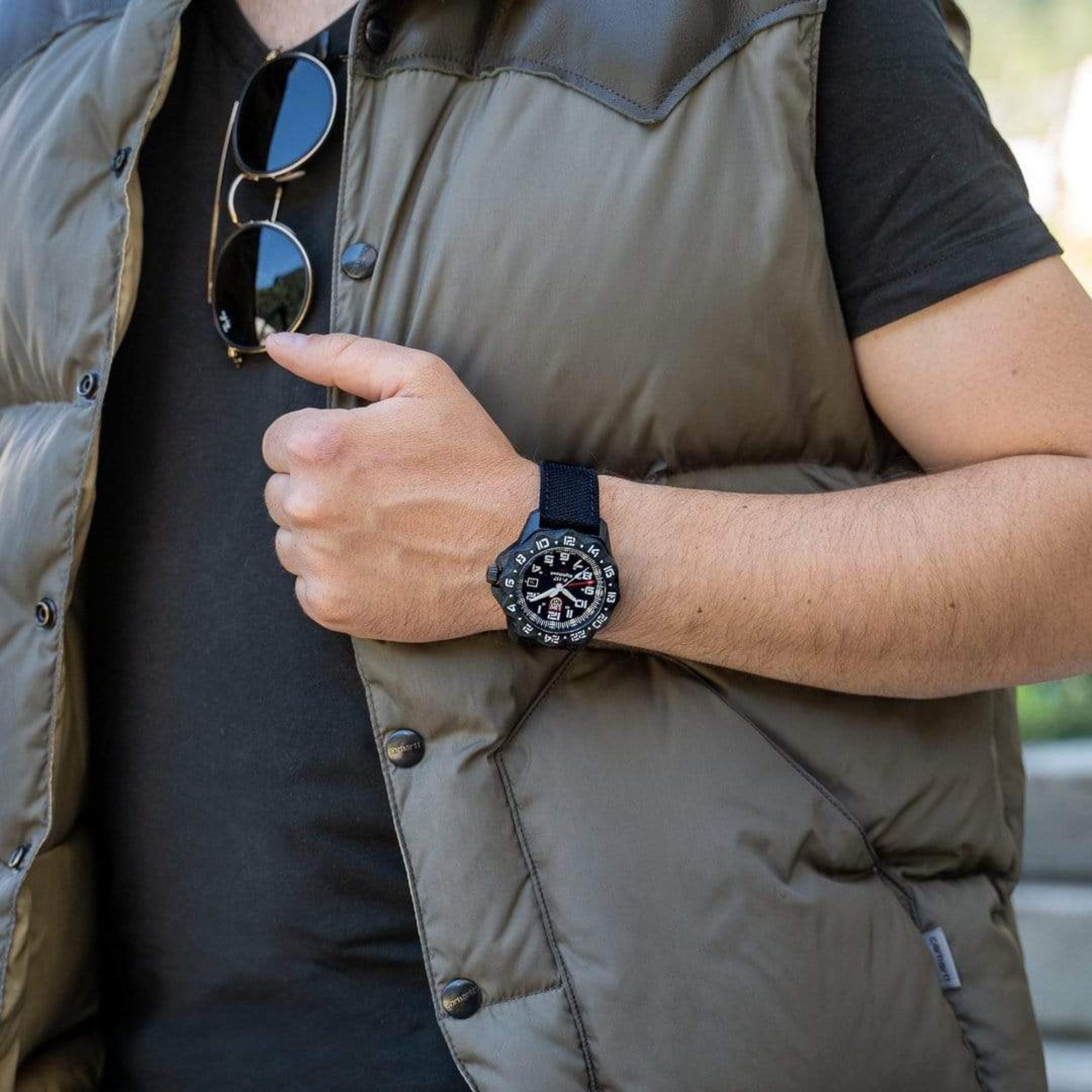 Montre quartz homme Luminox F-117 Nighthawk 44mm Cadran Noir Kevlar XA.6441