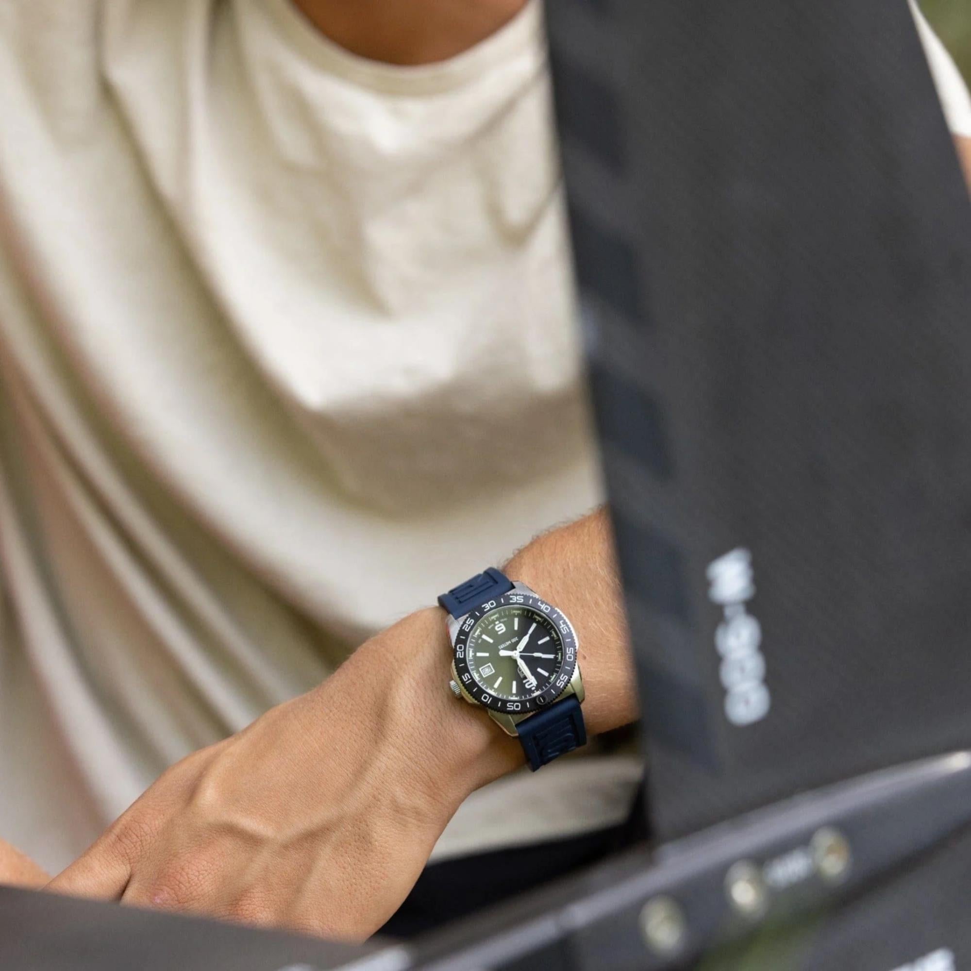 Montre quartz Luminox Pacific Diver Ripple 39mm cadran bleu acier et caoutchouc XS.3123M.SET.1