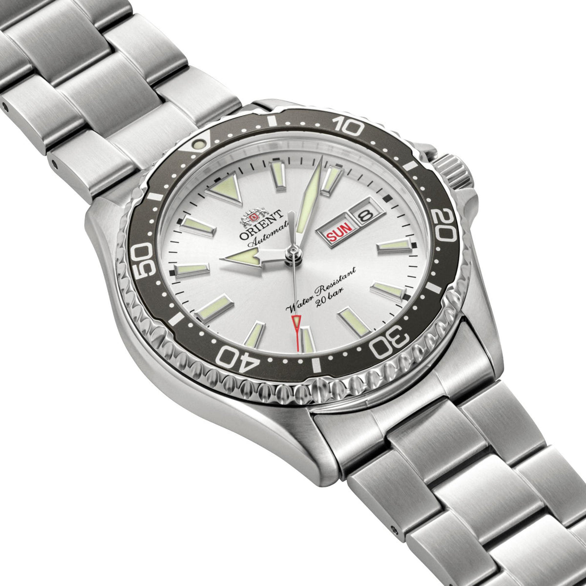Orient Mako Kamasu RA-AA0825S39B case profile showing the black unidirectional dive bezel with a 42mm white dial and stainless steel bracelet