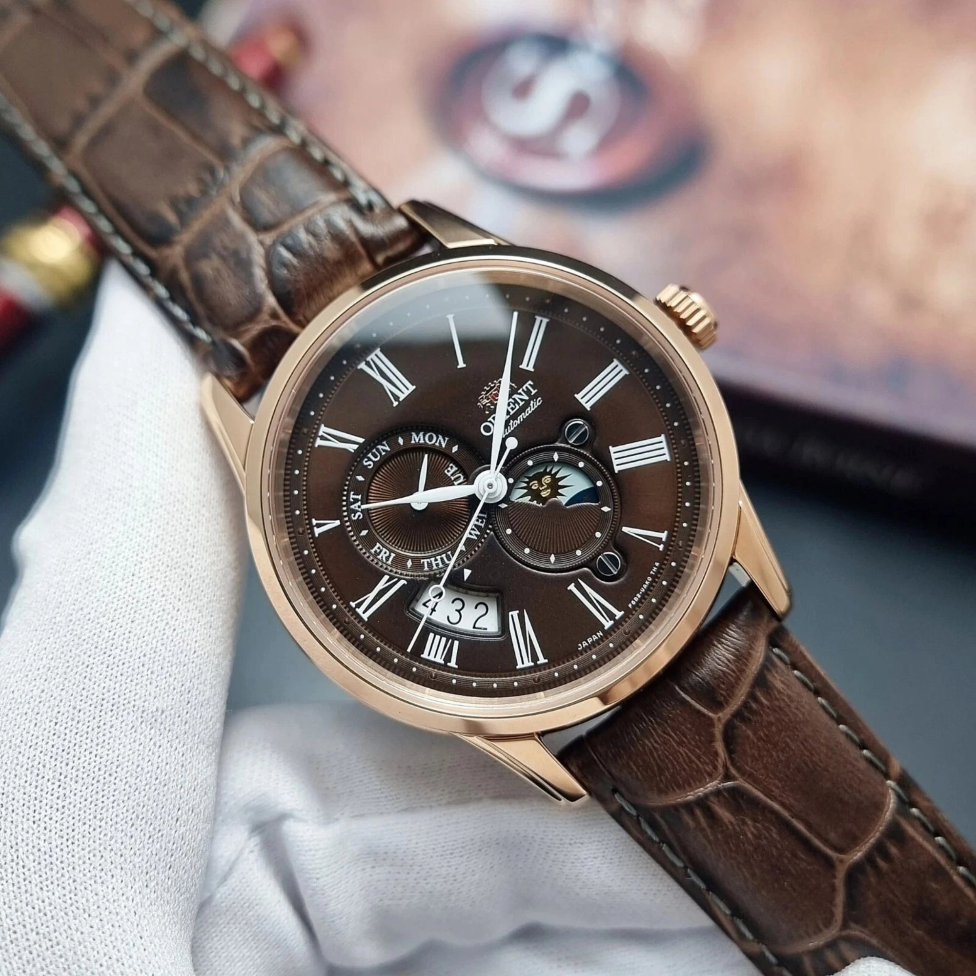 Orient Bambino 42,5mm Sonne und Mond braunes Zifferblatt Leder Herren Automatik Uhr RA-AK0009T30B