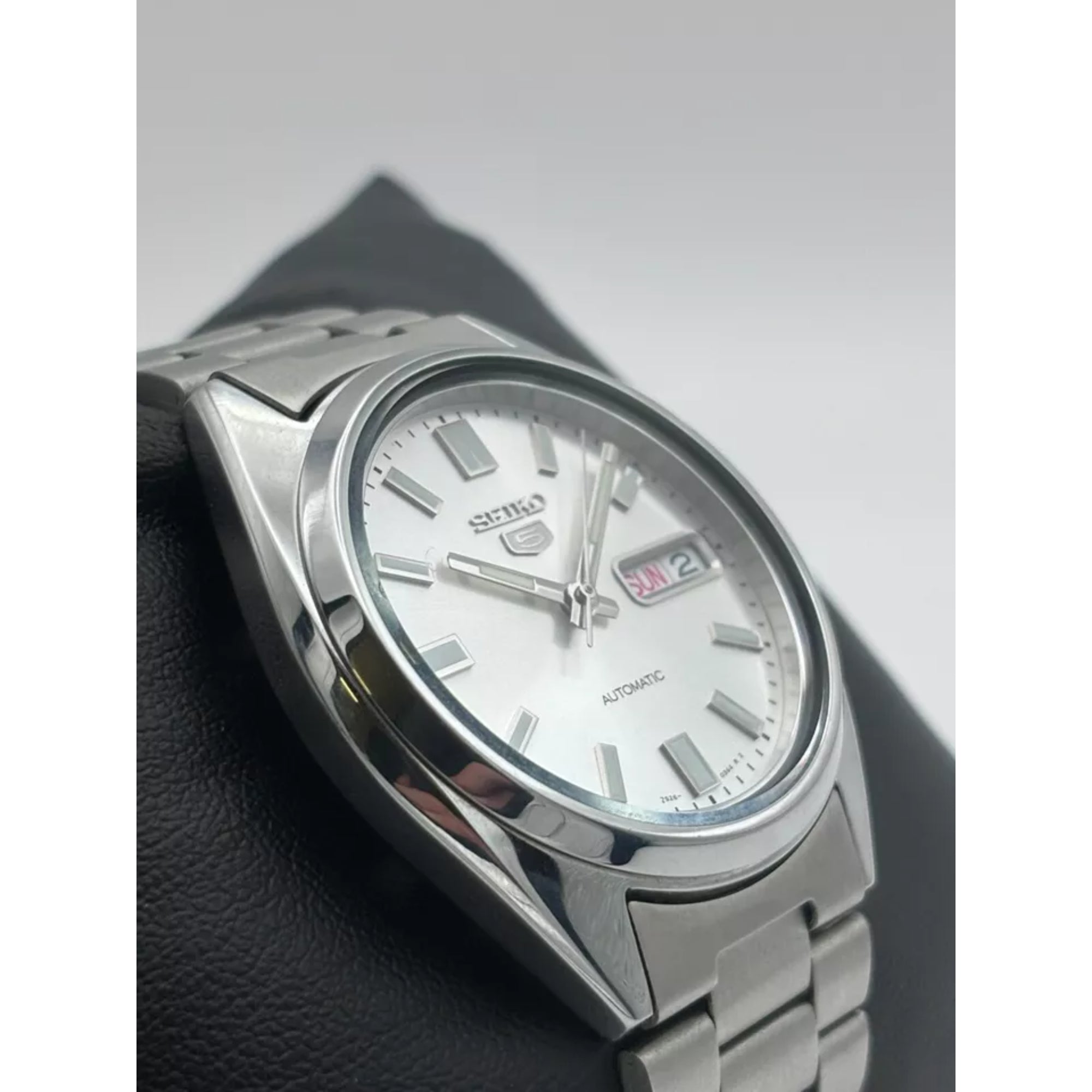 Seiko 5 Automatic Silver Dial Silver Stainless Steel Men’s Watch SNXS73K1 Pre-owned